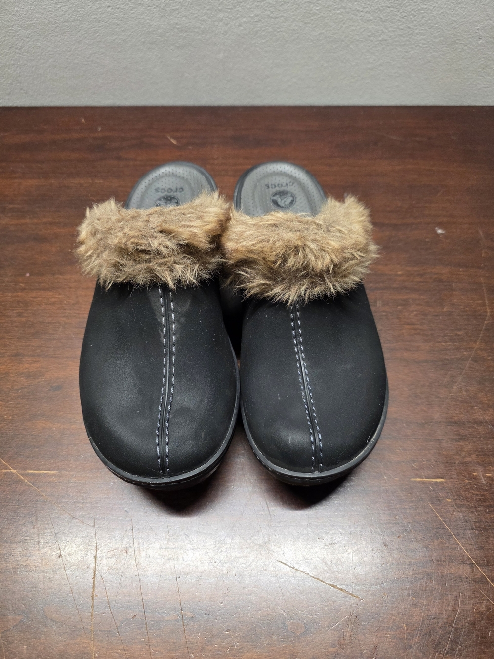 Crocs Charcoal Cobbler Fuzz Clogs with beige faux fur lining Womens 9